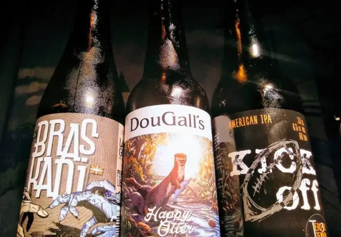 Tres botellas de cervezas artesanas en el bar Dos Caballos de Sangüesa