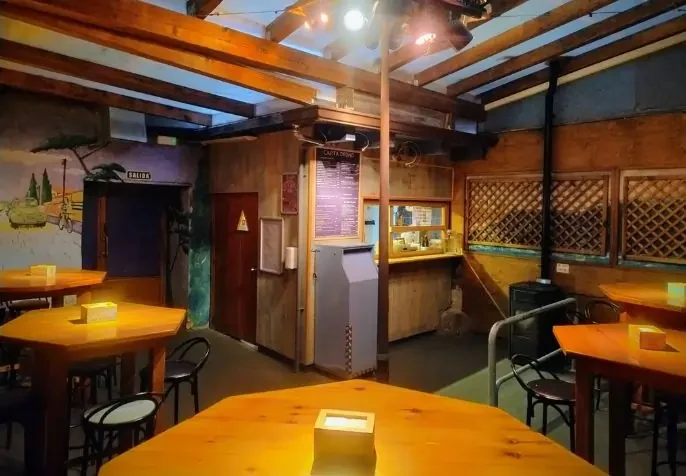 El comedor del Burger para cenar en el bar Dos Caballos de Sangüesa (Navarra)